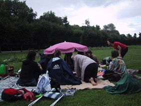https://www.frauenwohnprojekt.info/media/galerie/2003/picknick/001.jpg