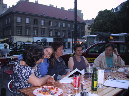 https://www.frauenwohnprojekt.info/media/galerie/2003/stammtisch/01a.jpg