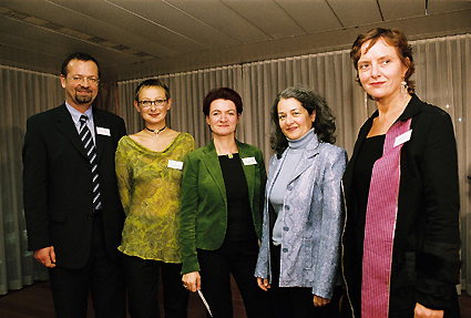 https://www.frauenwohnprojekt.info/media/galerie/2004/preisverleihung/gruppepartizipation3.jpg