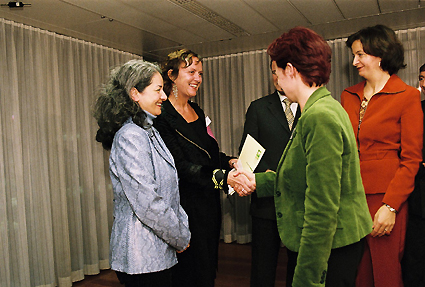 https://www.frauenwohnprojekt.info/media/galerie/2004/preisverleihung/rosa1.jpg