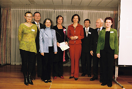 https://www.frauenwohnprojekt.info/media/galerie/2004/preisverleihung/rosa2.jpg