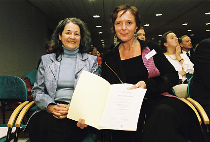 https://www.frauenwohnprojekt.info/media/galerie/2004/preisverleihung/rosa6.jpg