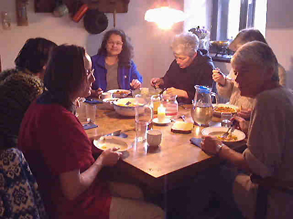 https://www.frauenwohnprojekt.info/media/galerie/2004/waldviertel/Abendessen.jpg